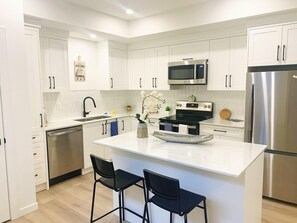 Mikrobølgeovn, ovn, kokeplater og oppvaskmaskin