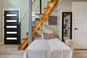 5 bedrooms, desk, iron/ironing board, travel cot