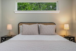 5 makuuhuonetta, työpöytä, silitysrauta/-lauta, vauvan matkasänky