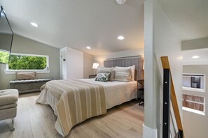 5 bedrooms, desk, iron/ironing board, travel crib