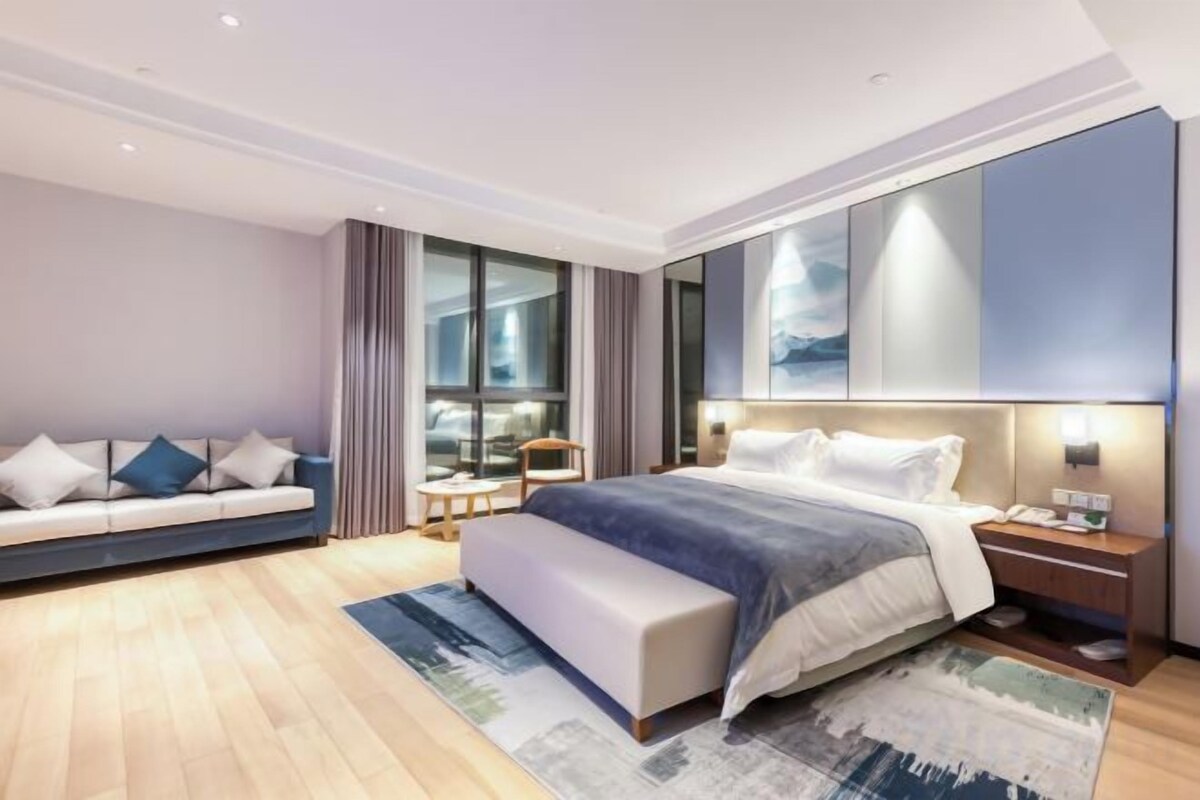 Panoramic Queen Room