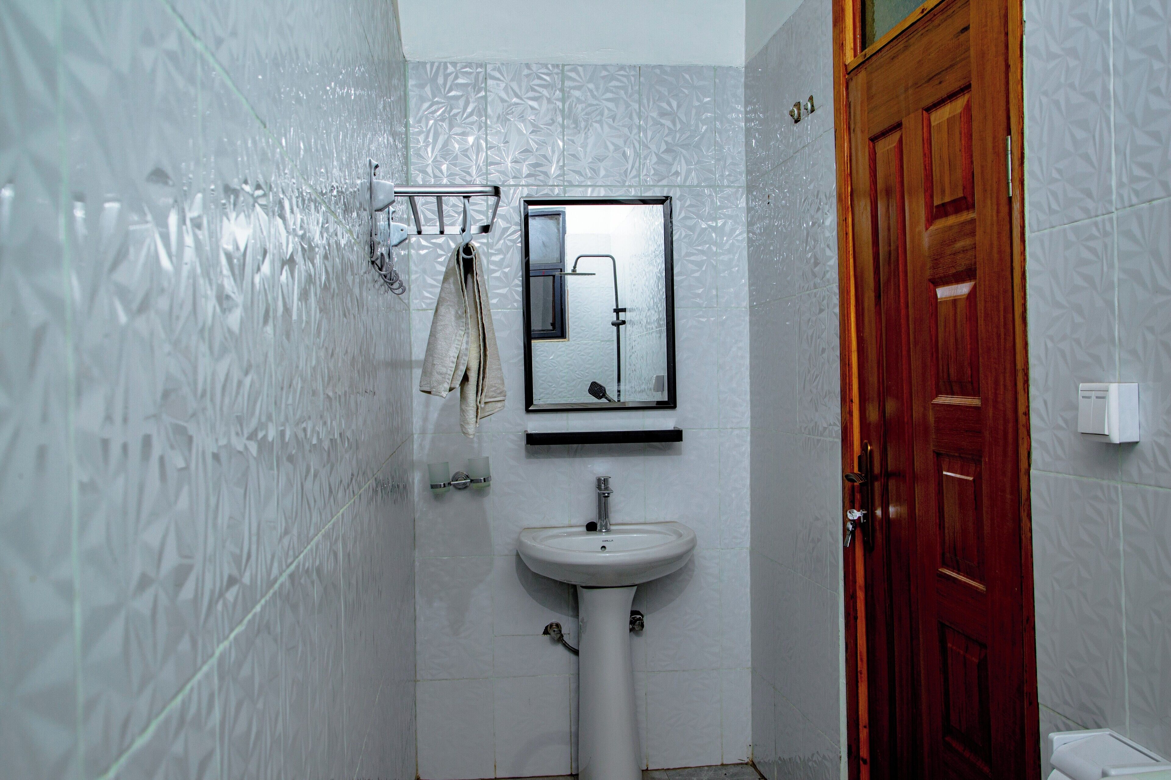 Bathtub dan shower terpisah, bathtub besar, pengering rambut, dan handuk