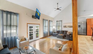 TV - Sleeps 16! Waterfront Fun Near Jolly Roger’s | Private Dock & 4BR/4BA (Rocky Mount)