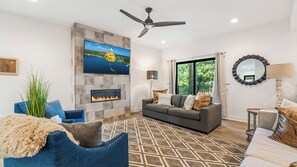 Fernseher, Tischfußball, Tischtennisplatte