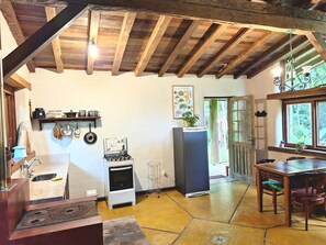 KĂŒhlschrank, Ofen, Herdplatte, Wasserkocher