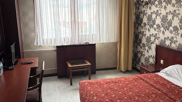 办公桌、笔记本电脑工作区、免费 WiFi、床单