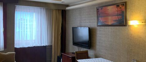 Escritorio, espacio para trabajar con laptop y wifi gratis