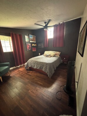 2 habitaciones, tabla de planchar con plancha, wifi y ropa de cama 