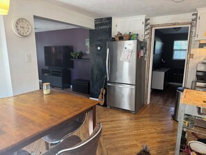 Dining - Charming 2bdrm set back from the road, offering your own private city retreat. (Ogden)