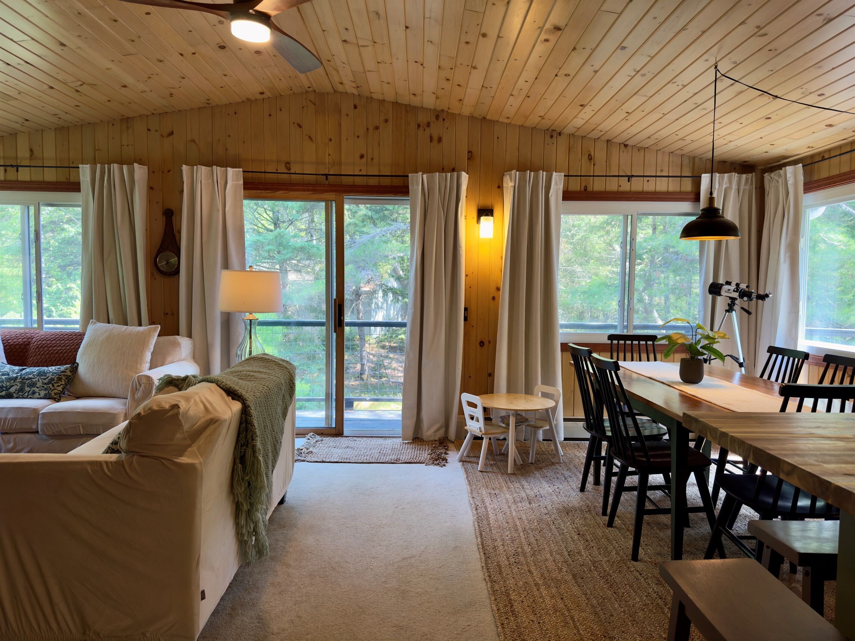 TV connectée, livres, médiathèque