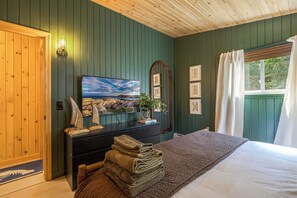 3 bedrooms, iron/ironing board, travel cot, free WiFi - Acadia Evergreen Retreat | Game Room • EV Charger • Sauna • Pets Welcome (Mount Desert)