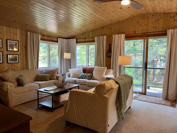 Téléviseur connecté, livres, sélection de musique