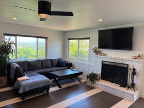 Smart TV, fireplace