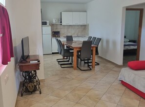 2 bedrooms, iron/ironing board, Internet, bed sheets