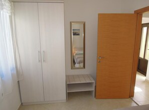 2 bedrooms, iron/ironing board, internet, bed sheets