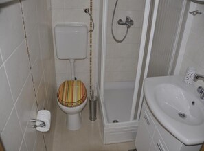 Douche, sèche-cheveux, serviettes fournies