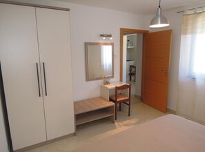 2 bedrooms, iron/ironing board, internet, bed sheets