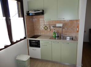 Refrigerador, horno, parrilla de estufa y cafetera y tetera 