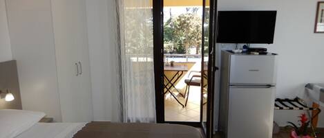 Iron/ironing board, internet, bed sheets