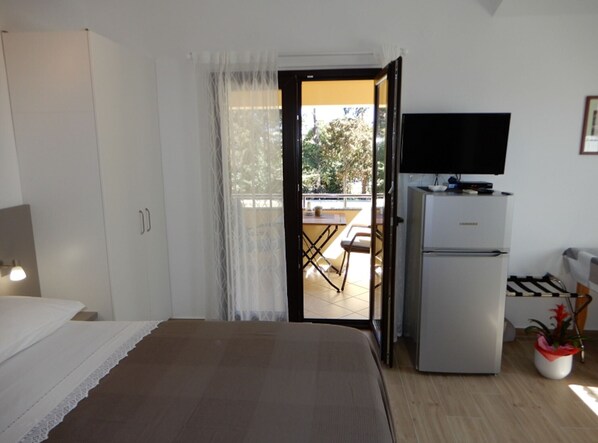 Iron/ironing board, internet, bed sheets