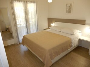 Tabla de planchar con plancha, internet y ropa de cama 