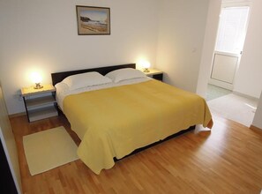 Tabla de planchar con plancha, acceso a internet y ropa de cama