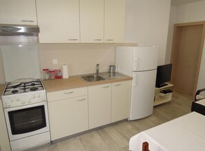 Refrigerador, horno, placa de cocina, cafetera/tetera