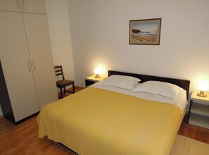 2 bedrooms, iron/ironing board, Internet, bed sheets