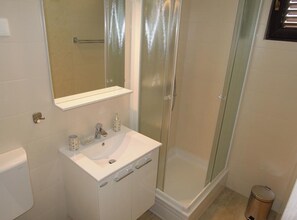 Douche, séchoir à cheveux, serviettes fournies