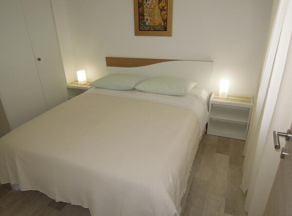 2 bedrooms, iron/ironing board, Internet, bed sheets
