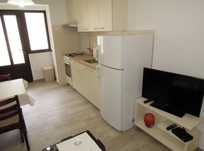 Réfrigérateur, un four, surface de cuisson, cafetière-théière