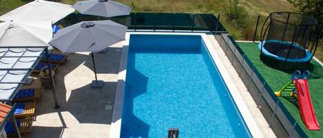 Lämmitetty uima-allas