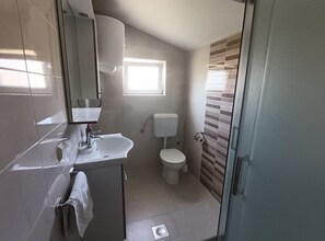 Dusche, Haartrockner, Handtücher