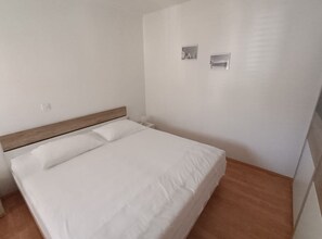 2 soverom, strykejern/-brett, internettilgang og sengetøy