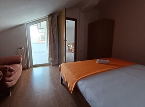 Iron/ironing board, Internet, bed sheets