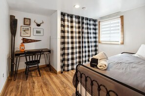 3 bedrooms, WiFi, bed sheets - Cozy Chalet in Pocono Lake. (Pocono Lake)