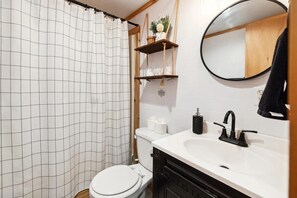 Hair dryer, towels, toilet paper - Cozy Chalet in Pocono Lake. (Pocono Lake)