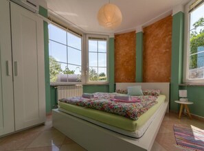 2 bedrooms, internet, bed sheets