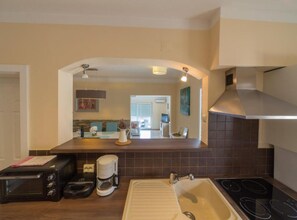 Fridge, stovetop, dishwasher, cookware/dishes/utensils