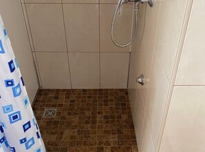 Douche, serviettes fournies