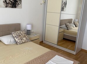 2 bedrooms, internet, bed sheets