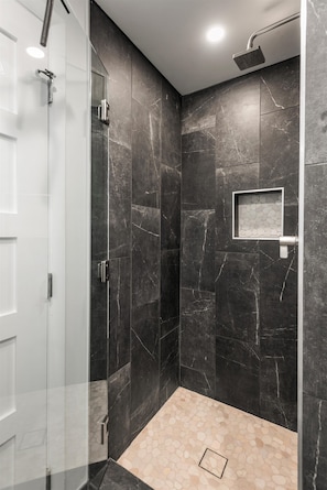Shower, hair dryer, towels, soap - Dog-friendly apartment in Aspen with EV Charger (Aspen)