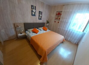 2 bedrooms, iron/ironing board, internet, bed sheets