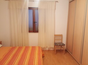 2 dormitorios, tabla de planchar con plancha, Internet y ropa de cama