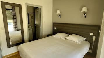 Family Quadruple Room | Desk, free WiFi