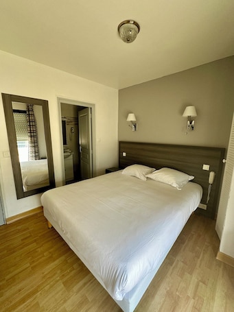 Family Quadruple Room | Desk, free WiFi
