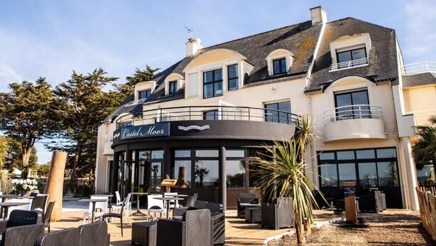A two-story building with a cafe named "Castel Moor" on the ground floor. - Hotel Castel Moor (Le Croisic)