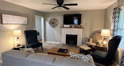 The Gatehouse, 2-bedroom house in charming Gamaliel with WiFi, AC, pet friendly.