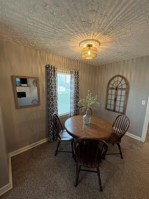 Dining - The Gatehouse, 2-bedroom house in charming Gamaliel with WiFi, AC, pet friendly. (Gamaliel)