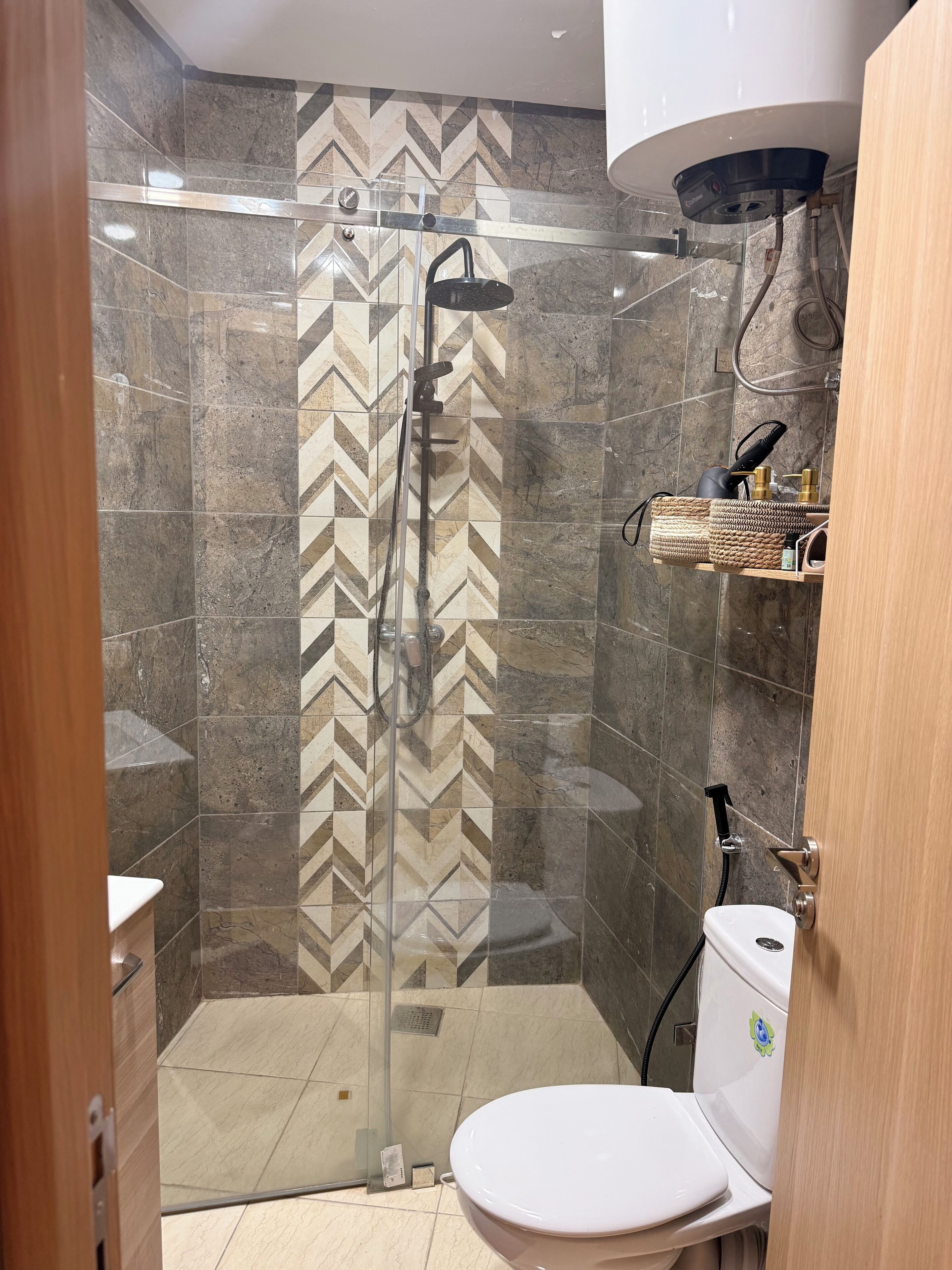 Sèche-cheveux, serviettes fournies, savon, papier toilette